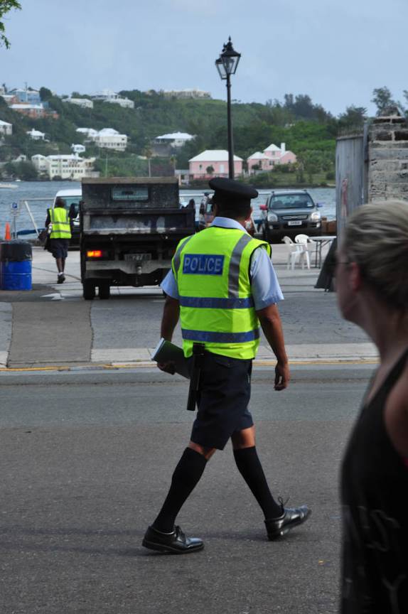 Guarda de trânsito trabalhando de bermudas em Hamilton, capital de Bermuda